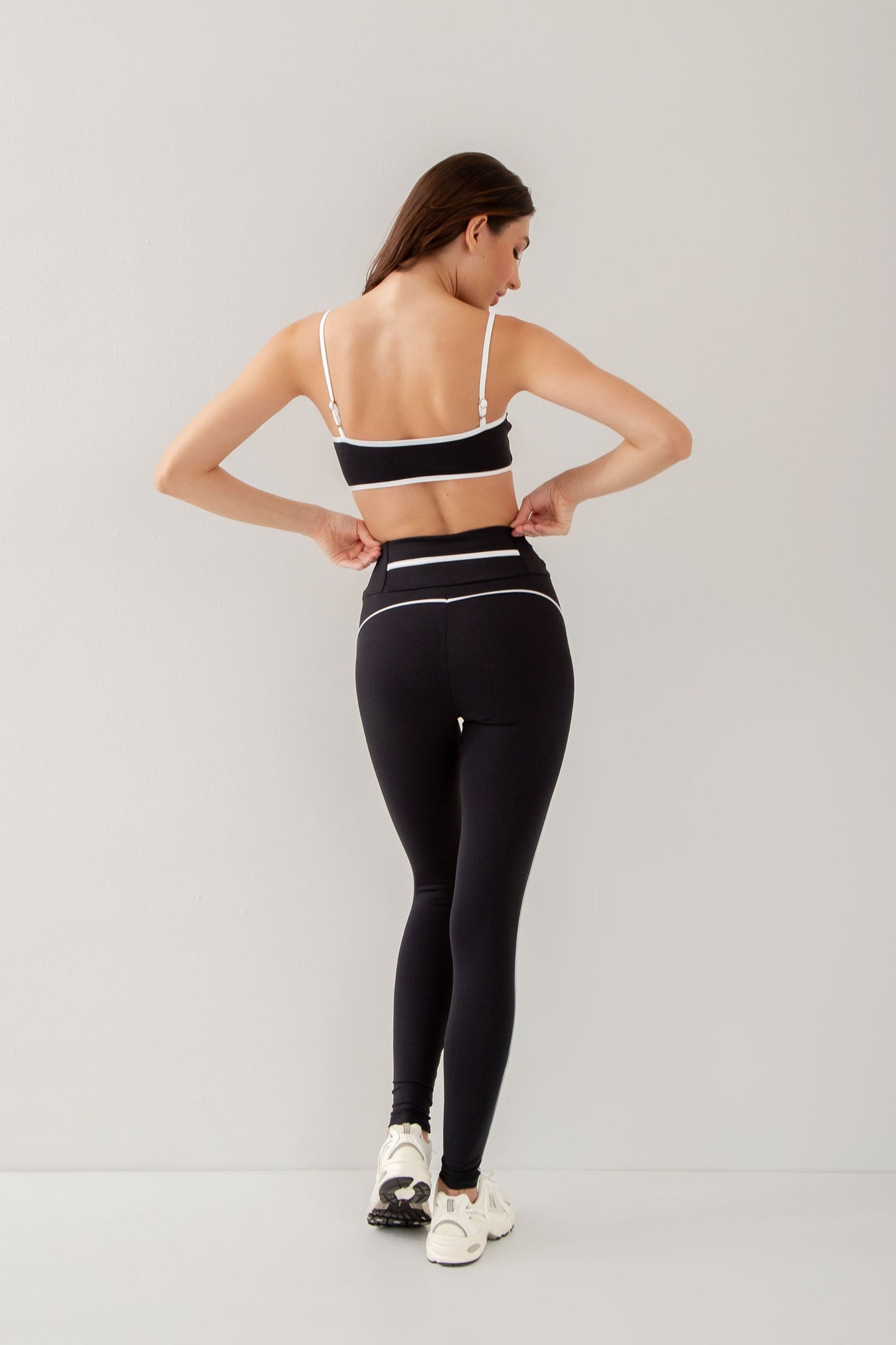 Conjunto Legging Contour + Top Strap P&B
